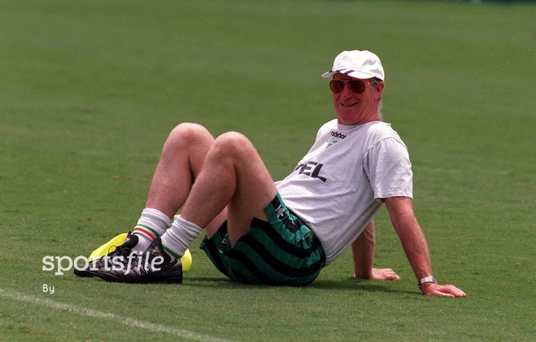 2 July 1994. Jack Charlton takes a break during a squad training session at the Orange Bowl, Florida. World Cup Finals, USA 1994. Picture Credit: David Maher/SPORTSFILE.