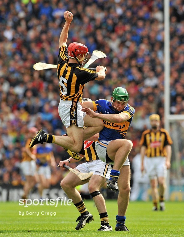 4 September 2011; Tommy Walsh, Kilkenny, with support from team-mate Michael Rice, wins a puck out against Noel McGrath, Tipperary. GAA Hurling All-Ireland Senior Championship Final, Kilkenny v Tipperary, Croke Park, Dublin. Picture credit: Barry Cregg / SPORTSFILE