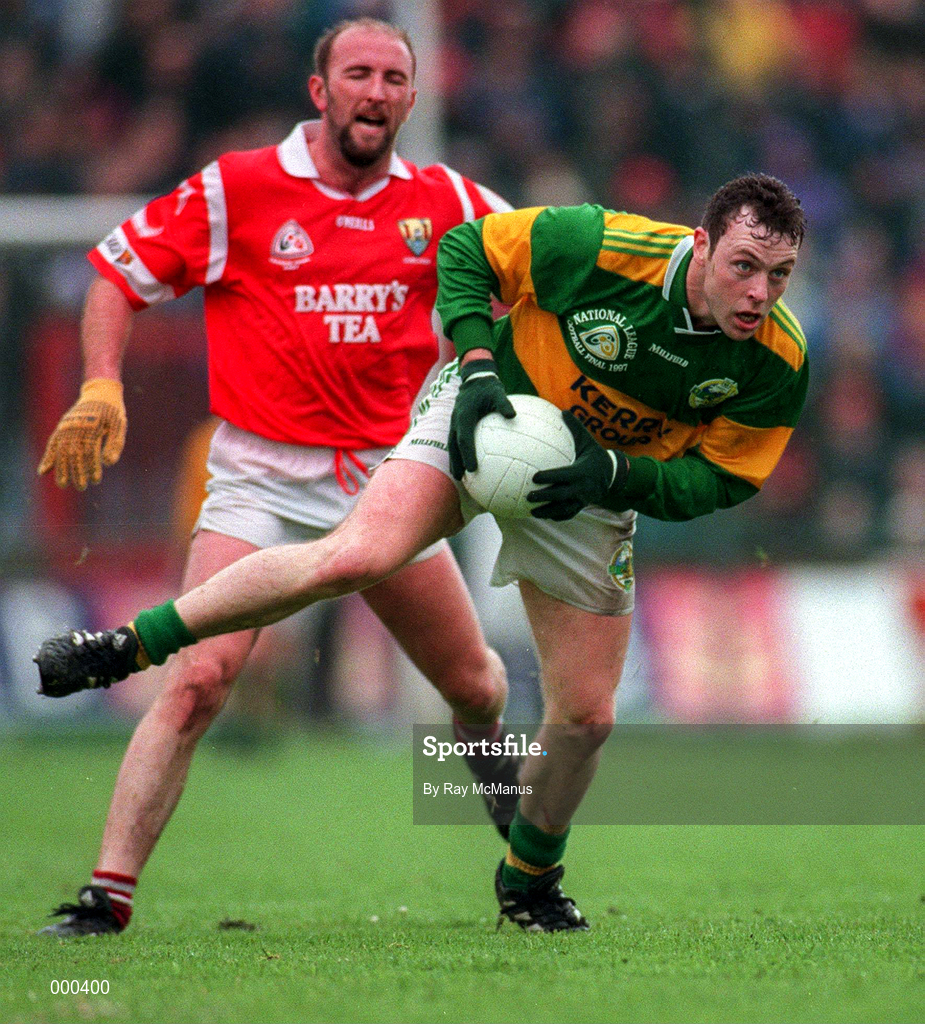 4 May 1997; Seamus Moynihan of Kerry gets away from Brian Corcoran of Cork during the National Football League Final match between Cork and Kerry at Páirc Uí Chaoimh in Cork. Photo by Ray McManus/Sportsfile