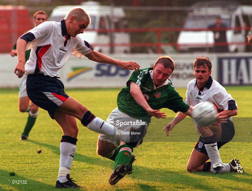 2 September 1998; Stephen Wright of England in action against Gerry Crossley of Republic of Ireland during the Under-18 International Friendly between Republic of Ireland and England at Tolka Park in Dublin. Photo by David Maher/Sportsfile