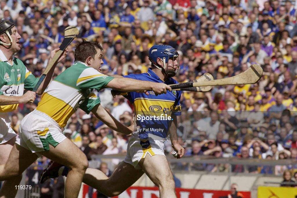 27 July 2003; Eoin Kelly of Tipperary in action against Colm Cassidy and Brian Whelahan, left, of Offaly during the Guinness All-Ireland Senior Hurling Championship Quarter Final match between Offaly and Tipperary at Croke Park in Dublin. Photo by Pat Murphy / Sportsfile