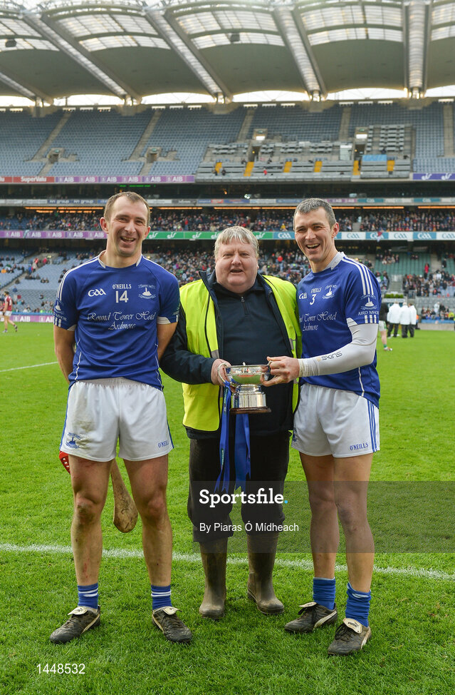 4 February 2018; Ardmore manager Thomas Cronin with Séamus Prendergast, left, and Declan Prendergast and the cup after the AIB GAA Hurling All-Ireland Junior Club Championship Final match between Ardmore and Fethard St Mogues at Croke Park in Dublin. Photo by Piaras Ó Mídheach/Sportsfile