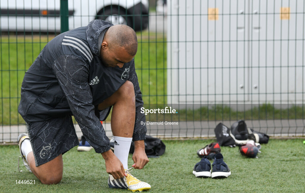 5 February 2018; Simon Zebo ties his boot laces prior to Munster Rugby squad training at the University of Limerick in Limerick. Photo by Diarmuid Greene/Sportsfile