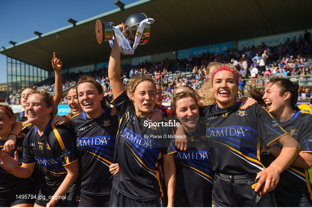 6 May 2018; Tipperary captain Samantha Lambert celebrates with teammates after the Lidl Ladies Football National League Division 2 Final match between Cavan and Tipperary at Parnell Park in Dublin. Photo by Piaras Ó Mídheach/Sportsfile