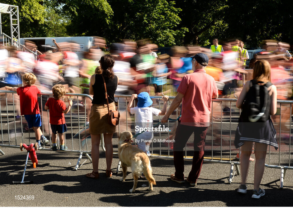 24 June 2018; Spectators look on during the Irish Runner 5 Mile at the Phoenix Park in Dublin. Photo by Piaras Ó Mídheach/Sportsfile
