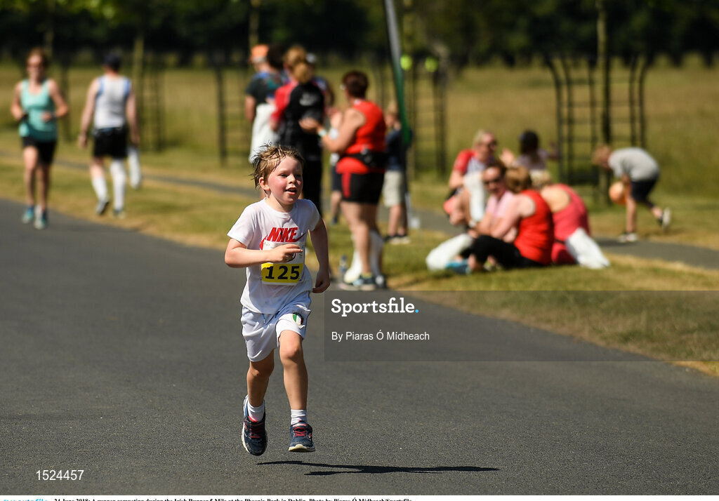 24 June 2018; A runner competing during the Irish Runner 5 Mile at the Phoenix Park in Dublin. Photo by Piaras Ó Mídheach/Sportsfile
