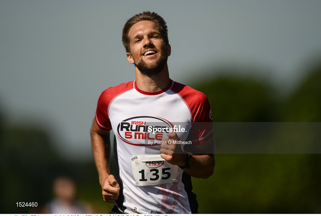 24 June 2018; A runner competing during the Irish Runner 5 Mile at the Phoenix Park in Dublin. Photo by Piaras Ó Mídheach/Sportsfile
