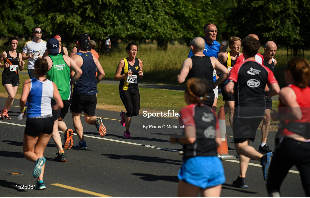 24 June 2018; Rachel Anderson, centre, Dunshaughlin AC, during the Irish Runner 5 Mile at Phoenix Park in Dublin. Photo by Piaras Ó Mídheach/Sportsfile