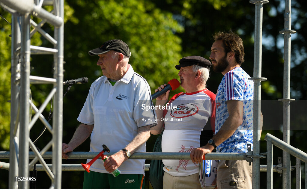 24 June 2018; Consultant Editor of the Irish Runner Magazine Frank Greally, centre, with Feidhlim Kelly, Athletics Ireland, right, and race starter Harry Gorman, during the Irish Runner 5 Mile at Phoenix Park in Dublin. Photo by Piaras Ó Mídheach/Sportsfile