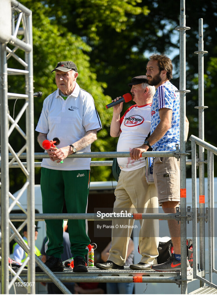 24 June 2018; Consultant Editor of the Irish Runner Magazine Frank Greally, centre, with Feidhlim Kelly, Athletics Ireland, right, and race starter Harry Gorman, during the Irish Runner 5 Mile at Phoenix Park in Dublin. Photo by Piaras Ó Mídheach/Sportsfile