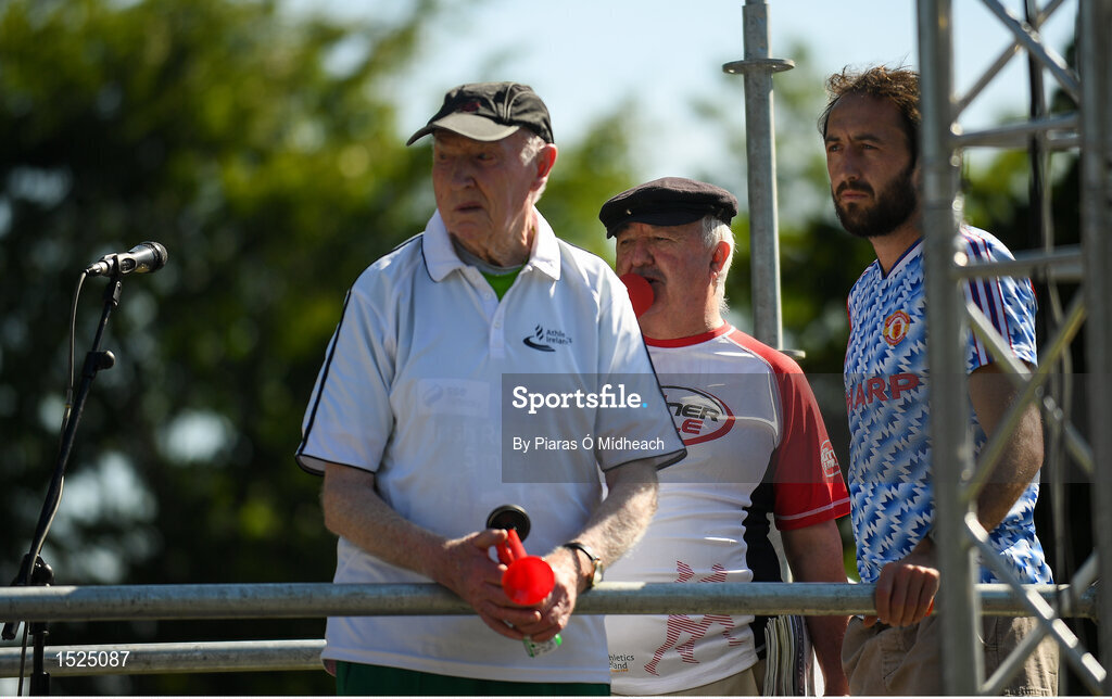 24 June 2018; Consultant Editor of the Irish Runner Magazine Frank Greally, centre, with Feidhlim Kelly, Athletics Ireland, right, and race starter Harry Gorman, during the Irish Runner 5 Mile at Phoenix Park in Dublin. Photo by Piaras Ó Mídheach/Sportsfile