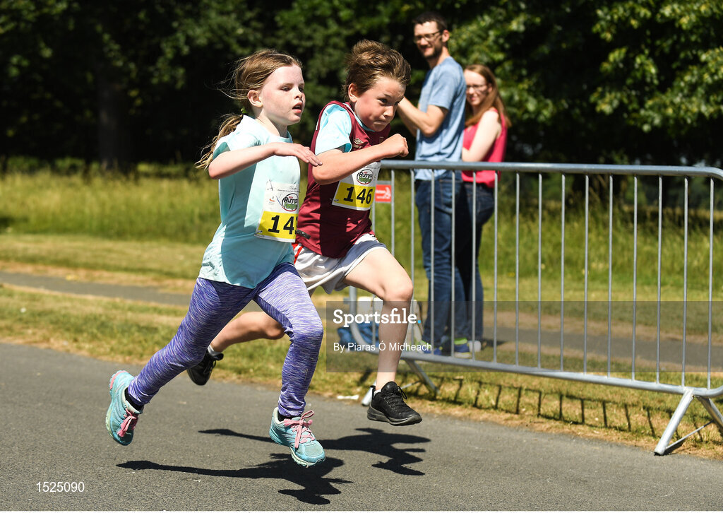 24 June 2018; Runners competing during the Irish Runner 5 Mile at the Phoenix Park in Dublin. Photo by Piaras Ó Mídheach/Sportsfile