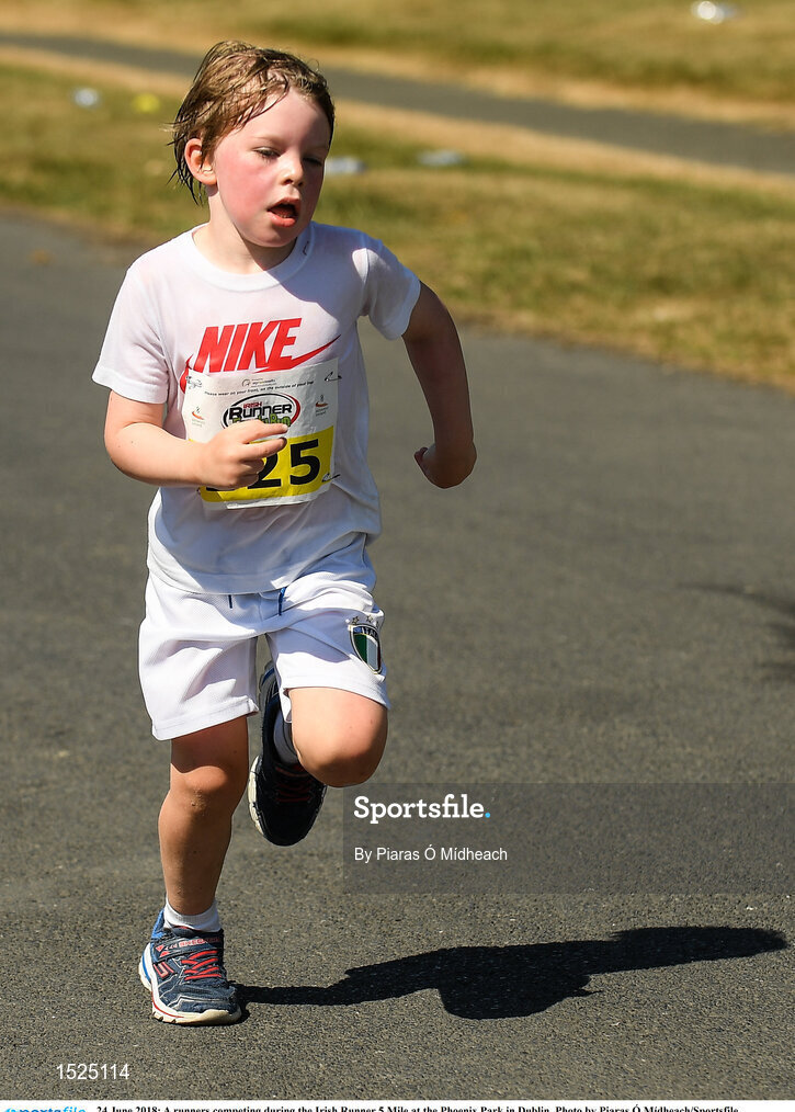 24 June 2018; A runners competing during the Irish Runner 5 Mile at the Phoenix Park in Dublin. Photo by Piaras Ó Mídheach/Sportsfile