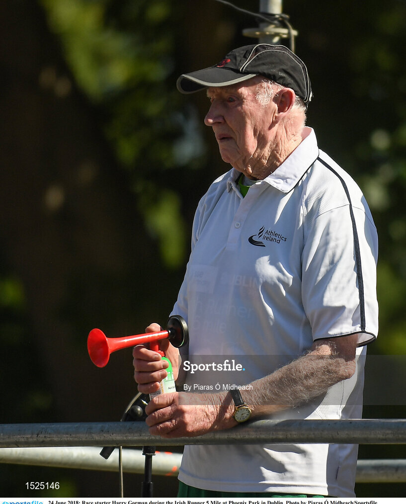 24 June 2018; Race starter Harry Gorman during the Irish Runner 5 Mile at Phoenix Park in Dublin. Photo by Piaras Ó Mídheach/Sportsfile