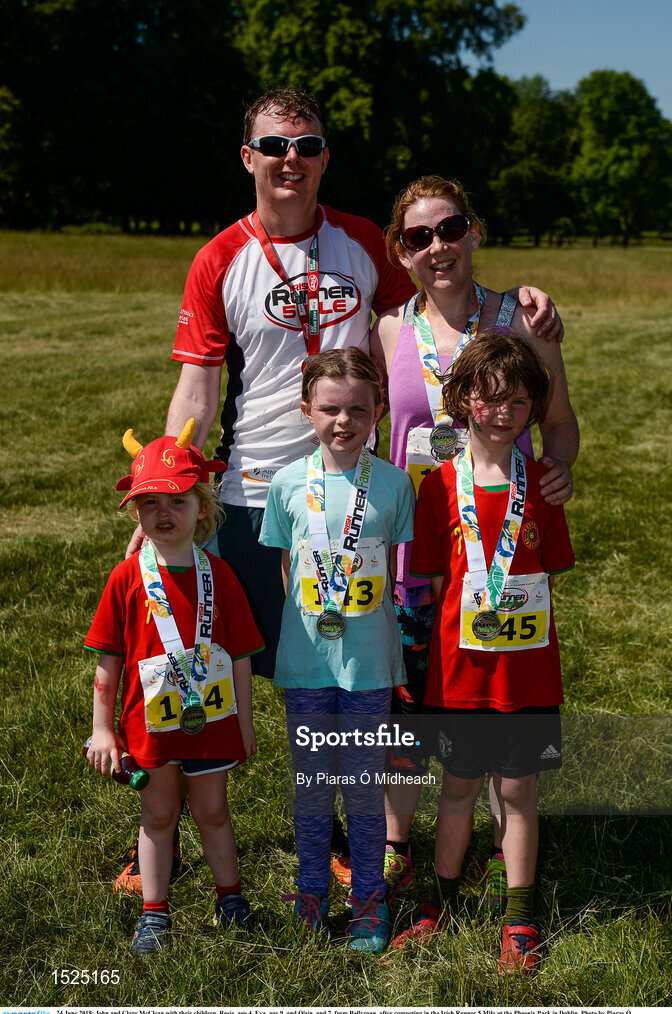24 June 2018; John and Clare McClean with their children, Rosie, age 4, Eva, age 9, and Oisín, and 7, from Ballyroan, after competing in the Irish Runner 5 Mile at the Phoenix Park in Dublin. Photo by Piaras Ó Mídheach/Sportsfile