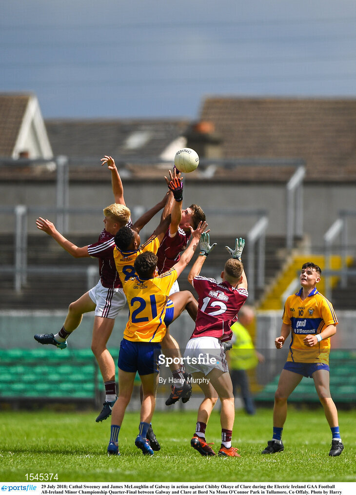 29 July 2018; Cathal Sweeney and James McLoughlin of Galway in action against Chibby Okoye of Clare during the Electric Ireland GAA Football All-Ireland Minor Championship Quarter-Final between Galway and Clare at Bord Na Mona O'Connor Park in Tullamore, Co Offaly. Photo by Harry Murphy/Sportsfile
