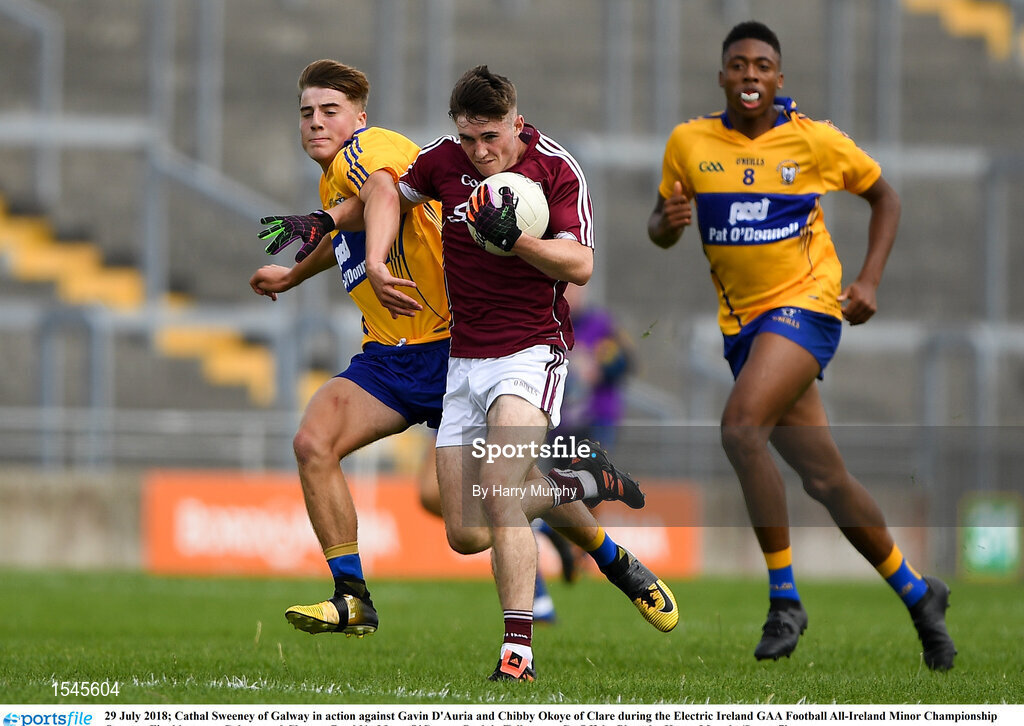 29 July 2018; Cathal Sweeney of Galway in action against Gavin D'Auria and Chibby Okoye of Clare during the Electric Ireland GAA Football All-Ireland Minor Championship Quarter-Final between Galway and Clare at Bord Na Mona O'Connor Park in Tullamore, Co Offaly. Photo by Harry Murphy/Sportsfile