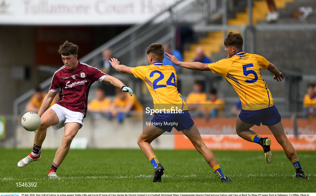 29 July 2018; Tony Gill of Galway in action against Tadhg Lillis and Gavin D'Auria of Clare during the Electric Ireland GAA Football All-Ireland Minor Championship Quarter-Final between Galway and Clare at Bord Na Mona O'Connor Park in Tullamore, Co Offaly. Photo by Harry Murphy/Sportsfile