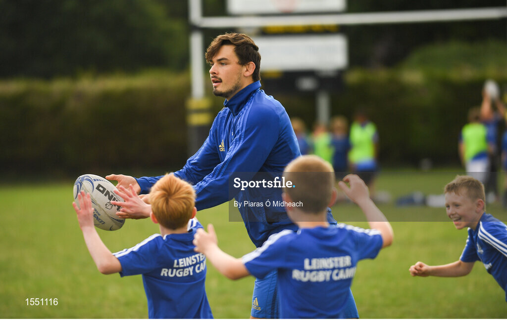 8 August 2018; Leinster player Max Deegan with participants during the Bank of Ireland Leinster Rugby Summer Camp at Westmanstown RFC in Clonsilla, Dublin. Photo by Piaras Ó Mídheach/Sportsfile