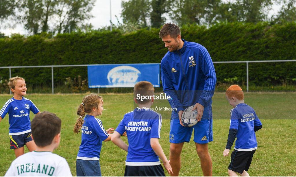 8 August 2018; Leinster player Ross Byrne with participants during the Bank of Ireland Leinster Rugby Summer Camp at Westmanstown RFC in Clonsilla, Dublin. Photo by Piaras Ó Mídheach/Sportsfile