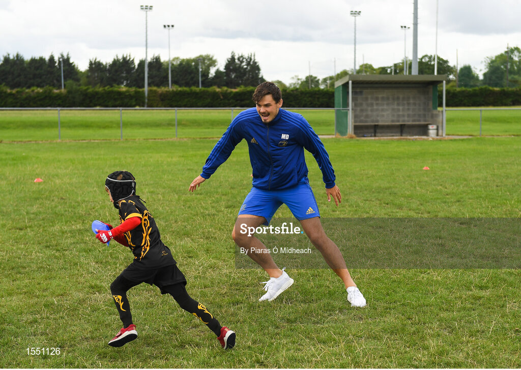 8 August 2018; Leinster player Max Deegan with participants during the Bank of Ireland Leinster Rugby Summer Camp at Westmanstown RFC in Clonsilla, Dublin. Photo by Piaras Ó Mídheach/Sportsfile