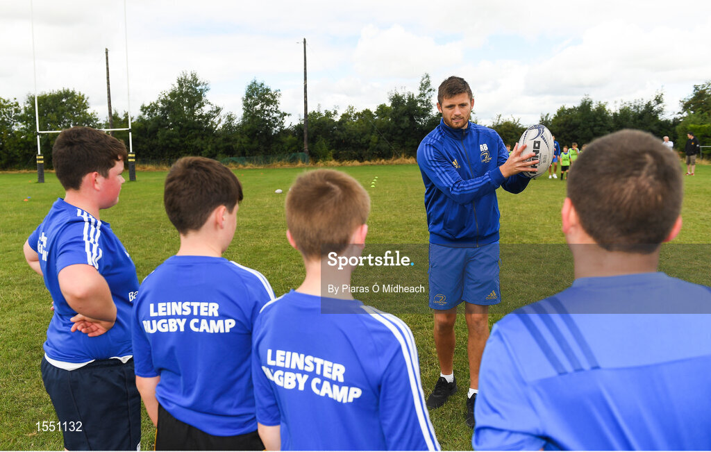 8 August 2018; Leinster player Ross Byrne with participants during the Bank of Ireland Leinster Rugby Summer Camp at Westmanstown RFC in Clonsilla, Dublin. Photo by Piaras Ó Mídheach/Sportsfile