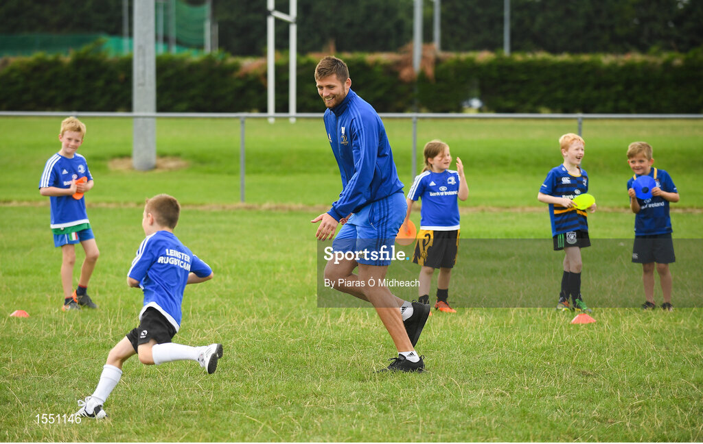 8 August 2018; Leinster player Ross Byrne with participants during the Bank of Ireland Leinster Rugby Summer Camp at Westmanstown RFC in Clonsilla, Dublin. Photo by Piaras Ó Mídheach/Sportsfile