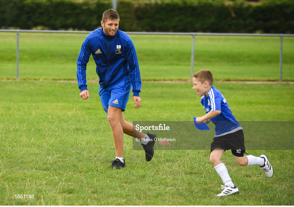 8 August 2018; Leinster player Ross Byrne with participants during the Bank of Ireland Leinster Rugby Summer Camp at Westmanstown RFC in Clonsilla, Dublin. Photo by Piaras Ó Mídheach/Sportsfile