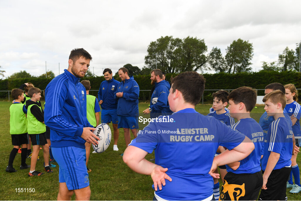 8 August 2018; Leinster player Ross Byrne with participants during the Bank of Ireland Leinster Rugby Summer Camp at Westmanstown RFC in Clonsilla, Dublin. Photo by Piaras Ó Mídheach/Sportsfile