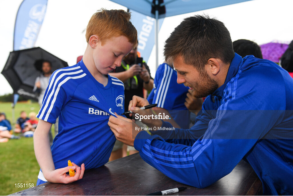 8 August 2018; Leinster player Ross Byrne with participants during the Bank of Ireland Leinster Rugby Summer Camp at Westmanstown RFC in Clonsilla, Dublin. Photo by Piaras Ó Mídheach/Sportsfile