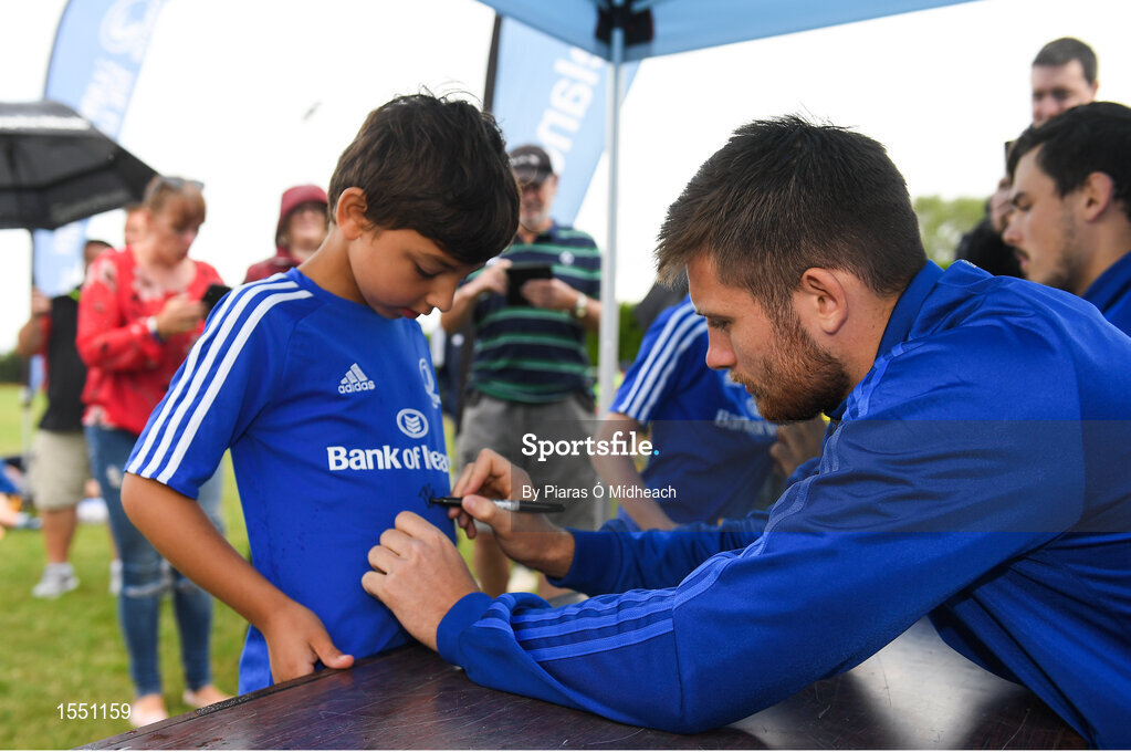 8 August 2018; Leinster player Ross Byrne with participants during the Bank of Ireland Leinster Rugby Summer Camp at Westmanstown RFC in Clonsilla, Dublin. Photo by Piaras Ó Mídheach/Sportsfile