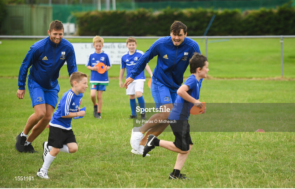 8 August 2018; Leinster players Ross Byrne, left, and Max Deegan with participants during the Bank of Ireland Leinster Rugby Summer Camp at Westmanstown RFC in Clonsilla, Dublin. Photo by Piaras Ó Mídheach/Sportsfile