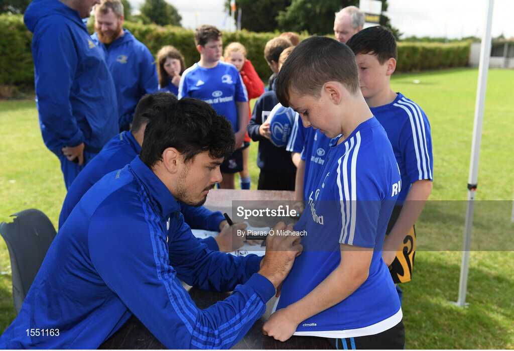 8 August 2018; Leinster player Max Deegan with participants during the Bank of Ireland Leinster Rugby Summer Camp at Westmanstown RFC in Clonsilla, Dublin. Photo by Piaras Ó Mídheach/Sportsfile