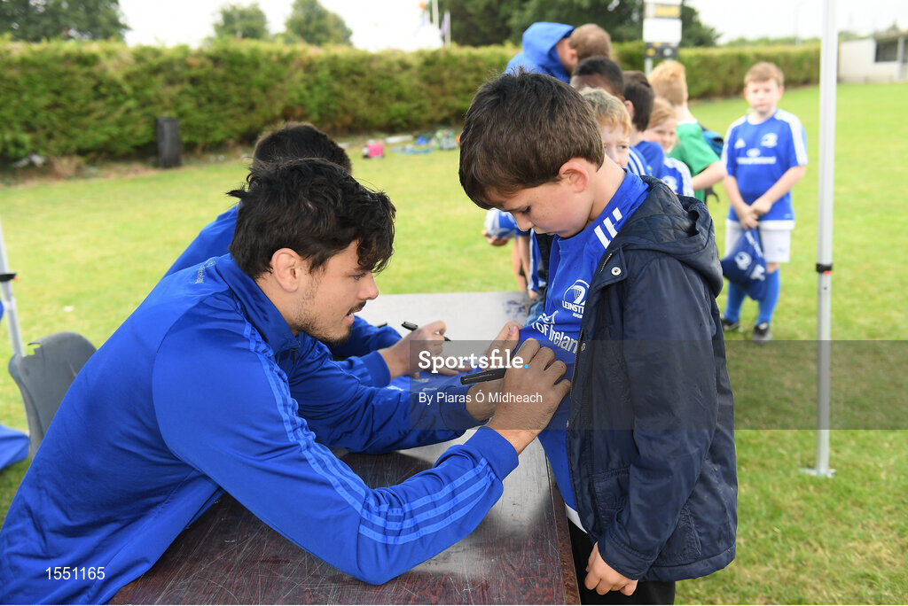 8 August 2018; Leinster player Max Deegan with participants during the Bank of Ireland Leinster Rugby Summer Camp at Westmanstown RFC in Clonsilla, Dublin. Photo by Piaras Ó Mídheach/Sportsfile