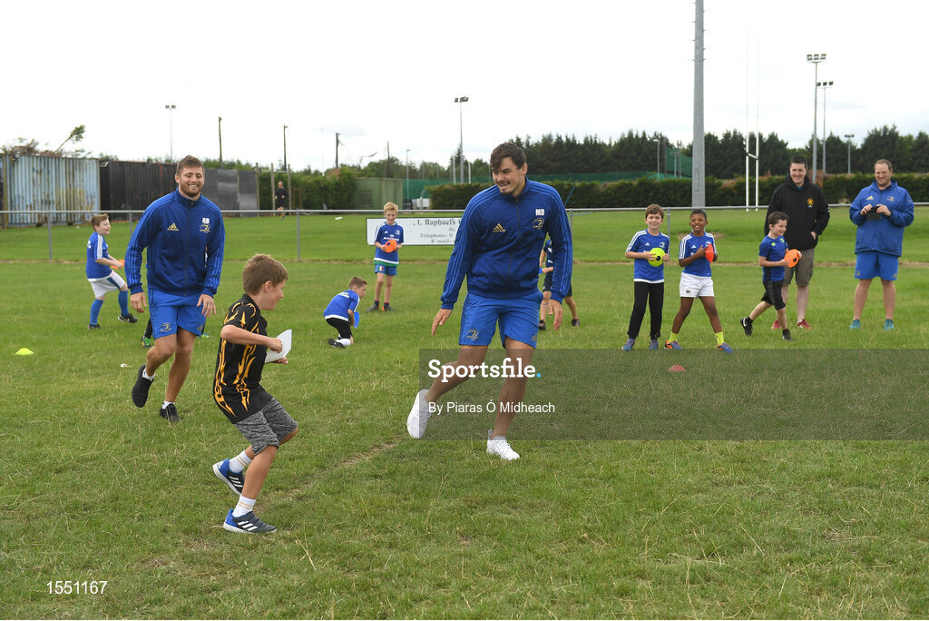 8 August 2018; Leinster players Ross Byrne and Max Deegan with participants during the Bank of Ireland Leinster Rugby Summer Camp at Westmanstown RFC in Clonsilla, Dublin. Photo by Piaras Ó Mídheach/Sportsfile