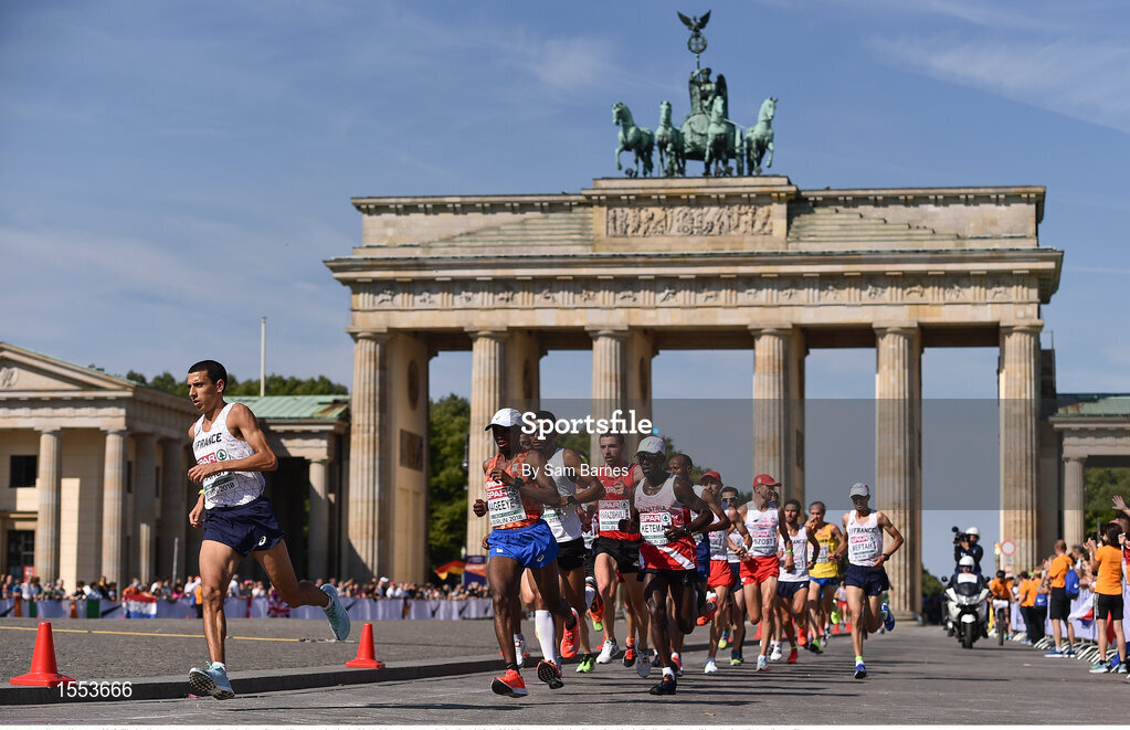 12 August 2018; The leading group passes the Brandenburg Gate whilst competing in the Men's Marathon event during Day 6 of the 2018 European Athletics Championships in Berlin, Germany. Photo by Sam Barnes/Sportsfile