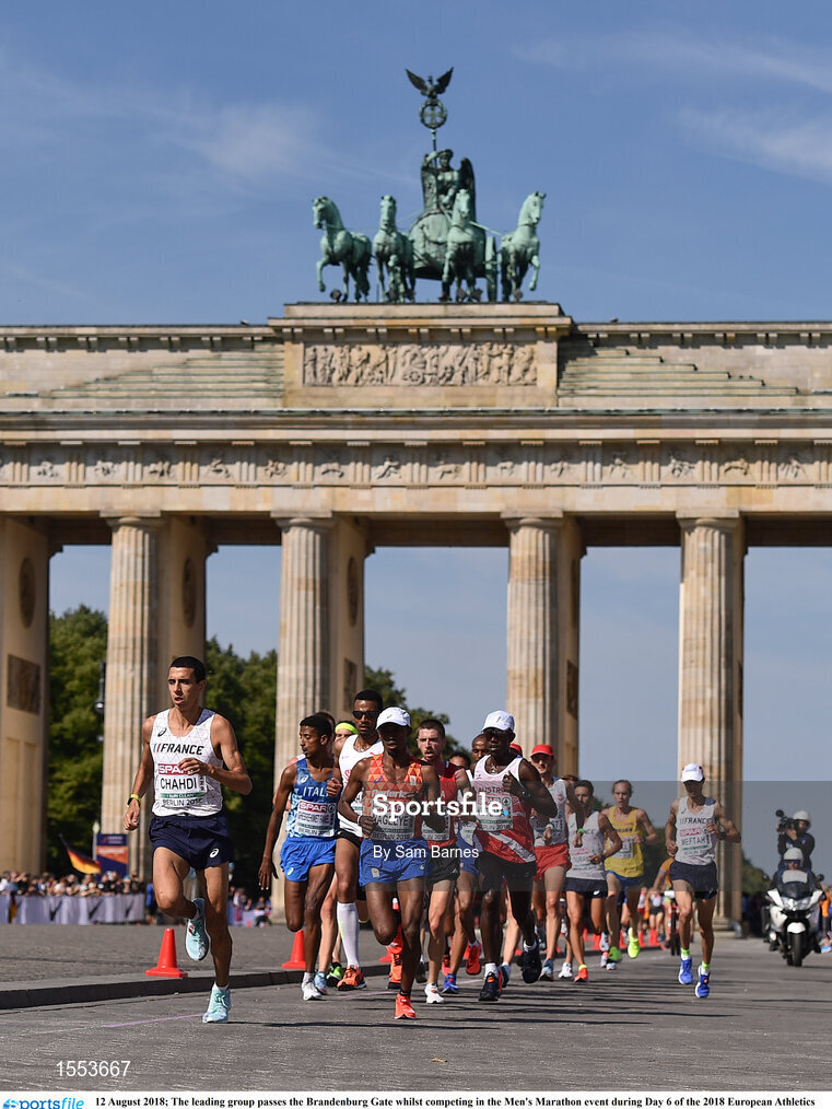 12 August 2018; The leading group passes the Brandenburg Gate whilst competing in the Men's Marathon event during Day 6 of the 2018 European Athletics Championships in Berlin, Germany. Photo by Sam Barnes/Sportsfile
