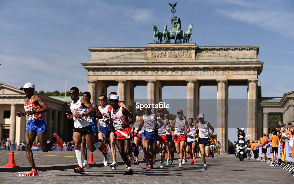 12 August 2018; Competitors pass the Brandenburg gate during the Men's Marathon event during Day 6 of the 2018 European Athletics Championships in Berlin, Germany. Photo by Sam Barnes/Sportsfile