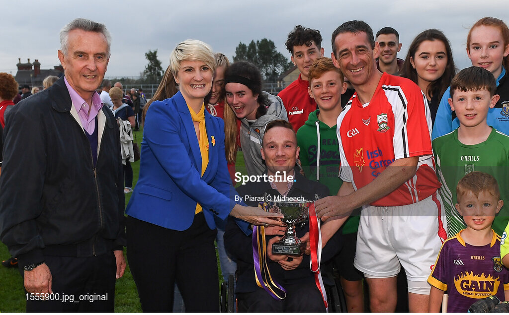 14 August 2018; Davy Russell, National Hunt Jockey, is presented with the cup by, from left, Jim Bolger, CEO of the Irish Cancer Society, and former jockey Freddy Tylicki after the seventh annual Hurling for Cancer Research game, a celebrity hurling match in aid of the Irish Cancer Society at St Conleths Park, in Newbridge. The event, organised by legendary racehorse trainer Jim Bolger and National Hunt jockey Davy Russell, has raised 700,000 to date to fund the Irish Cancer Societys innovative cancer research projects. The final score was: Davy Russells Stars 5-20 to Jim Bolgers Best: 6-12. Photo by Piaras Ó Mídheach/Sportsfile