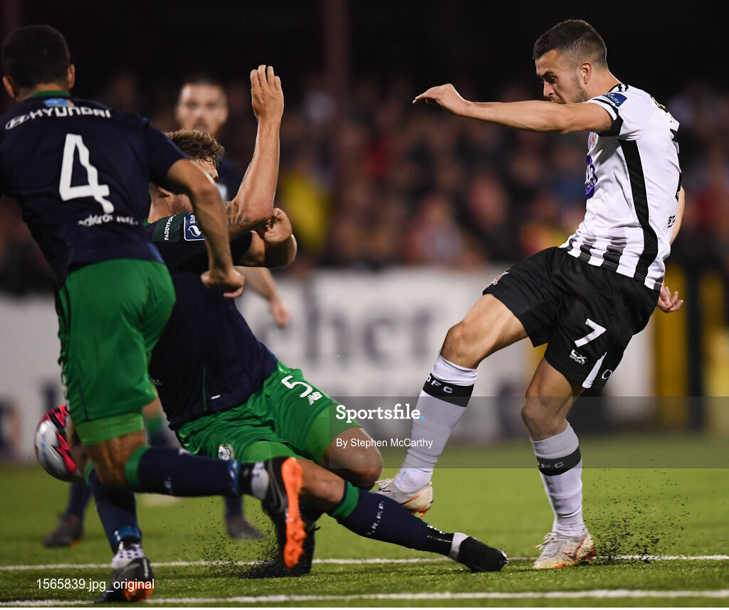 28 August 2018; Michael Duffy of Dundalk shoots to score his side's first goal during the SSE Airtricity Premier Division match between Dundalk and Shamrock Rovers at Oriel Park in Dundalk, Louth. Photo by Stephen McCarthy/Sportsfile
