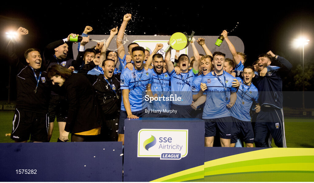 14 September 2018; UCD captain Gary O'Neill lifts the cup alongside his team-mates following the SSE Airtricity League First Division match between UCD and Finn Harps at the UCD Bowl in Dublin. Photo by Harry Murphy/Sportsfile