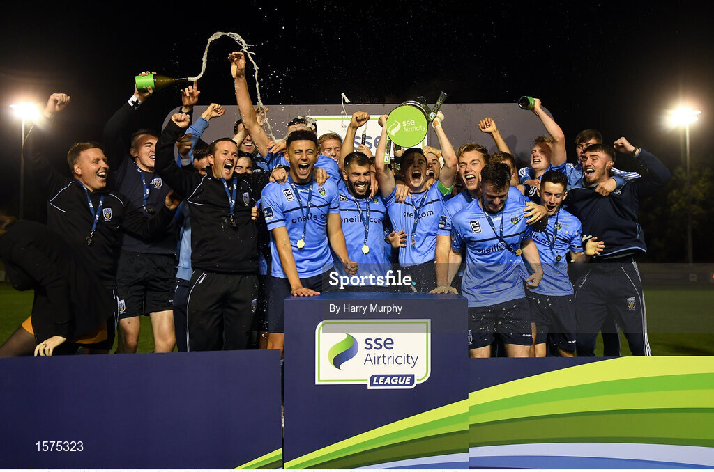 14 September 2018; Gary O'Neill of UCD lifts the trophy following the SSE Airtricity League First Division match between UCD and Finn Harps at the UCD Bowl in Dublin. Photo by Harry Murphy/Sportsfile