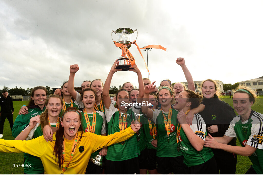 15 September 2018;  Peamount United captain Louise Corrigan lifts the cup as her team-mates celebrate after the Continental Tyres Women’s National League Cup Final between Wexford Youths at Peamount United at Ferrcarrig Park in Wexford. Photo by Matt Browne/Sportsfile