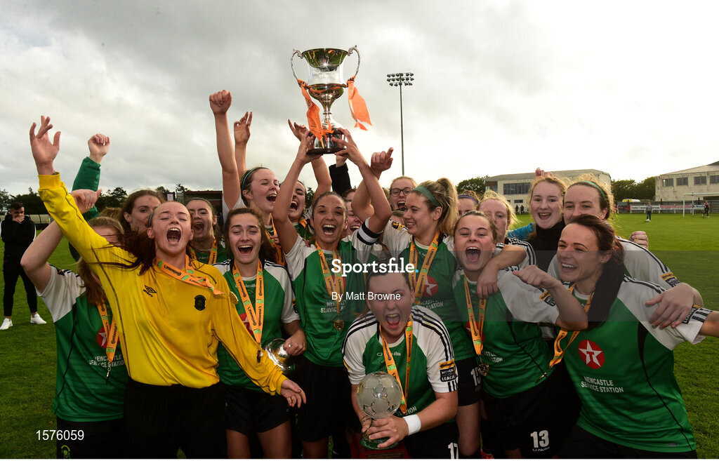 15 September 2018;  Peamount United captain Louise Corrigan lifts the cup as her team-mates celebrate after the Continental Tyres Women’s National League Cup Final between Wexford Youths at Peamount United at Ferrcarrig Park in Wexford. Photo by Matt Browne/Sportsfile