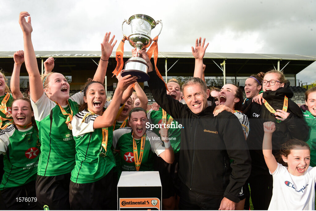 15 September 2018; Peamount United captain Louise Corrigan is presented with the cup by John Morgan of Continental Tyres after the Continental Tyres Women’s National League Cup Final between Wexford Youths at Peamount United at Ferrcarrig Park in Wexford. Photo by Matt Browne/Sportsfile