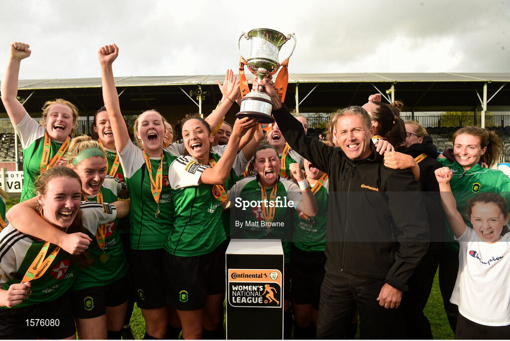 15 September 2018; Peamount United captain Louise Corrigan is presented with the cup by John Morgan of Continental Tyres after the Continental Tyres Women’s National League Cup Final between Wexford Youths at Peamount United at Ferrcarrig Park in Wexford. Photo by Matt Browne/Sportsfile