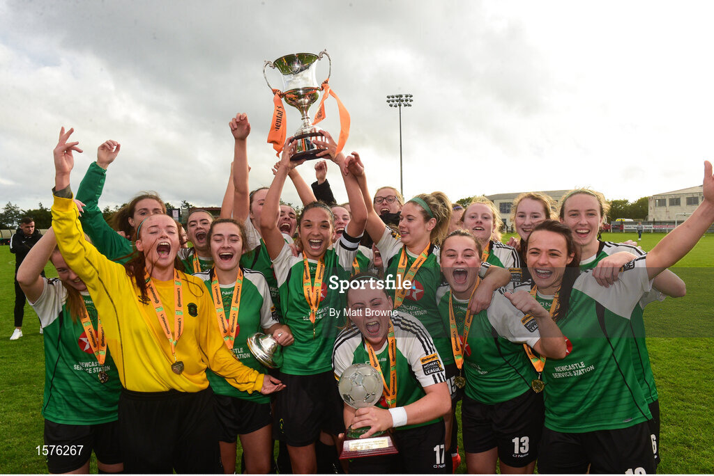 15 September 2018; Louise Corrigan captain of Peamount United lifts the cup as her team-mates celebrate after the Continental Tyres Women’s National League Cup Final between Wexford Youths at Peamount United at Ferrcarrig Park in Wexford. Photo by Matt Browne/Sportsfile