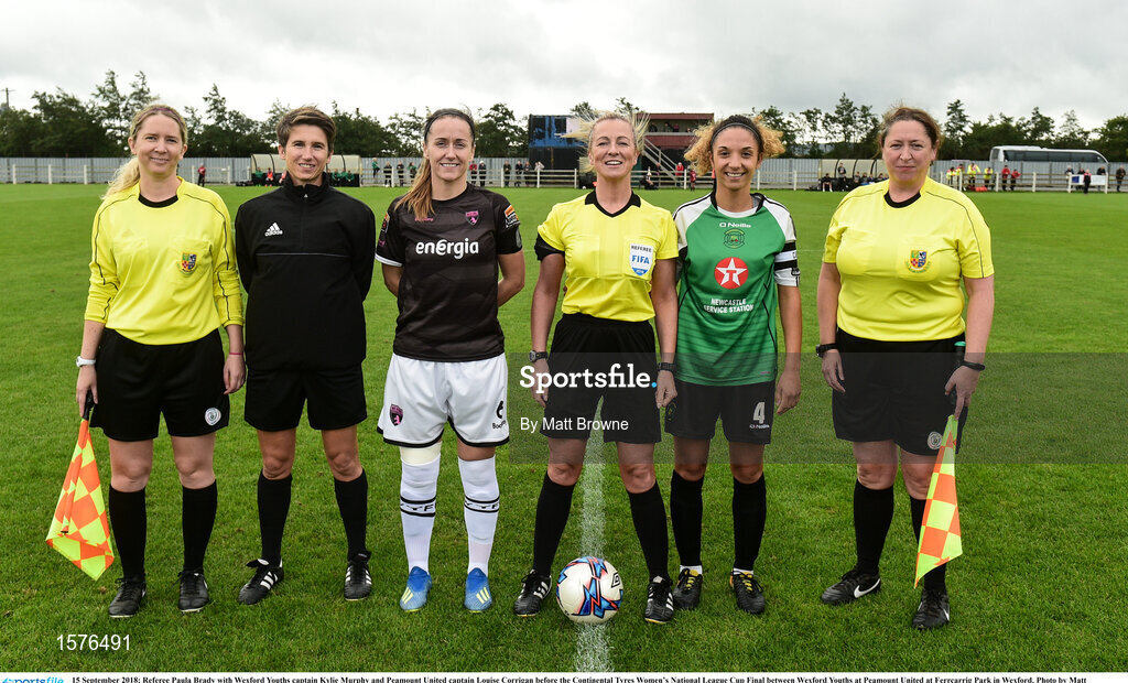 15 September 2018; Referee Paula Brady with Wexford Youths captain Kylie Murphy and Peamount United captain Louise Corrigan before the Continental Tyres Women’s National League Cup Final between Wexford Youths at Peamount United at Ferrcarrig Park in Wexford. Photo by Matt Browne/Sportsfile
