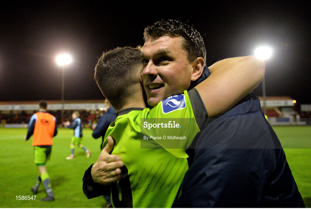 8 October 2018; Drogheda United assistant manager Kevin Doherty celebrates with Chris Lyons after the SSE Airtricity League Promotion / Relegation Play-off Series 2nd leg match between Shelbourne and Drogheda United at Tolka Park in Dublin. Photo by Piaras Ó Mídheach/Sportsfile