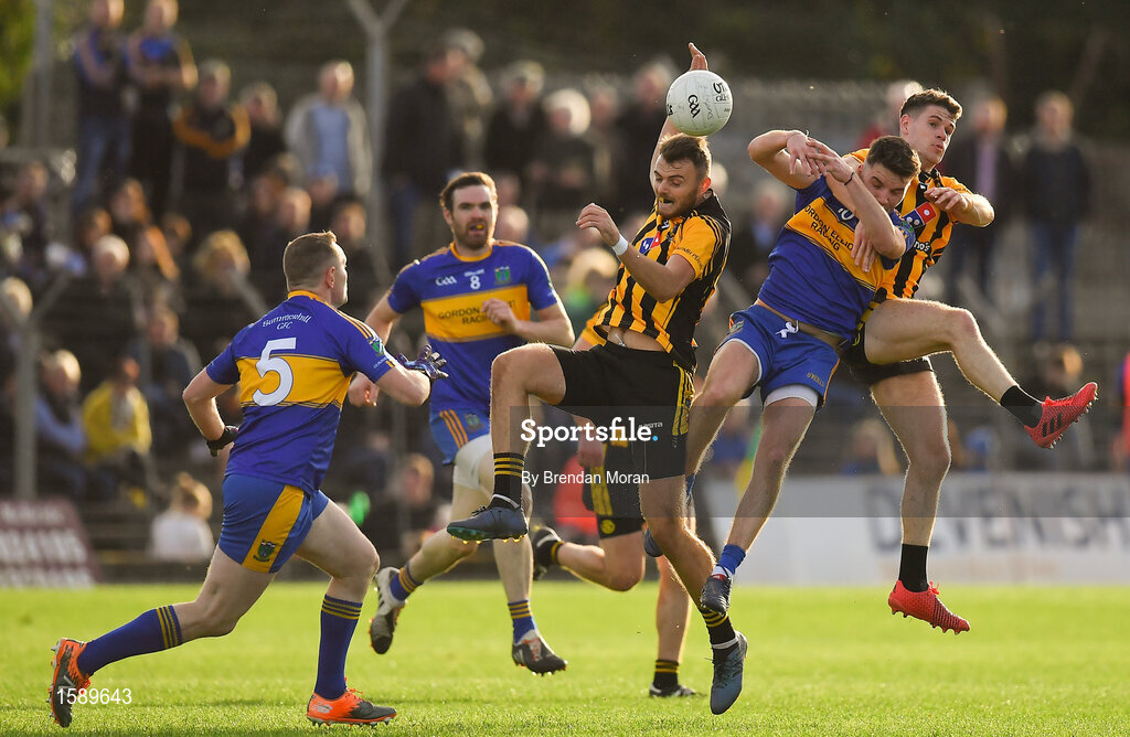 14 October 2018; Kevin Ryan of Summerhill contests possession with Niall Jones, left, and Cathal Flynn of St Peter's Dunboyne during the Meath County Senior Club Football Championship Final match between St Peter's Dunboyne and Summerhill at Páirc Tailteann in Navan, Meath. Photo by Brendan Moran/Sportsfile